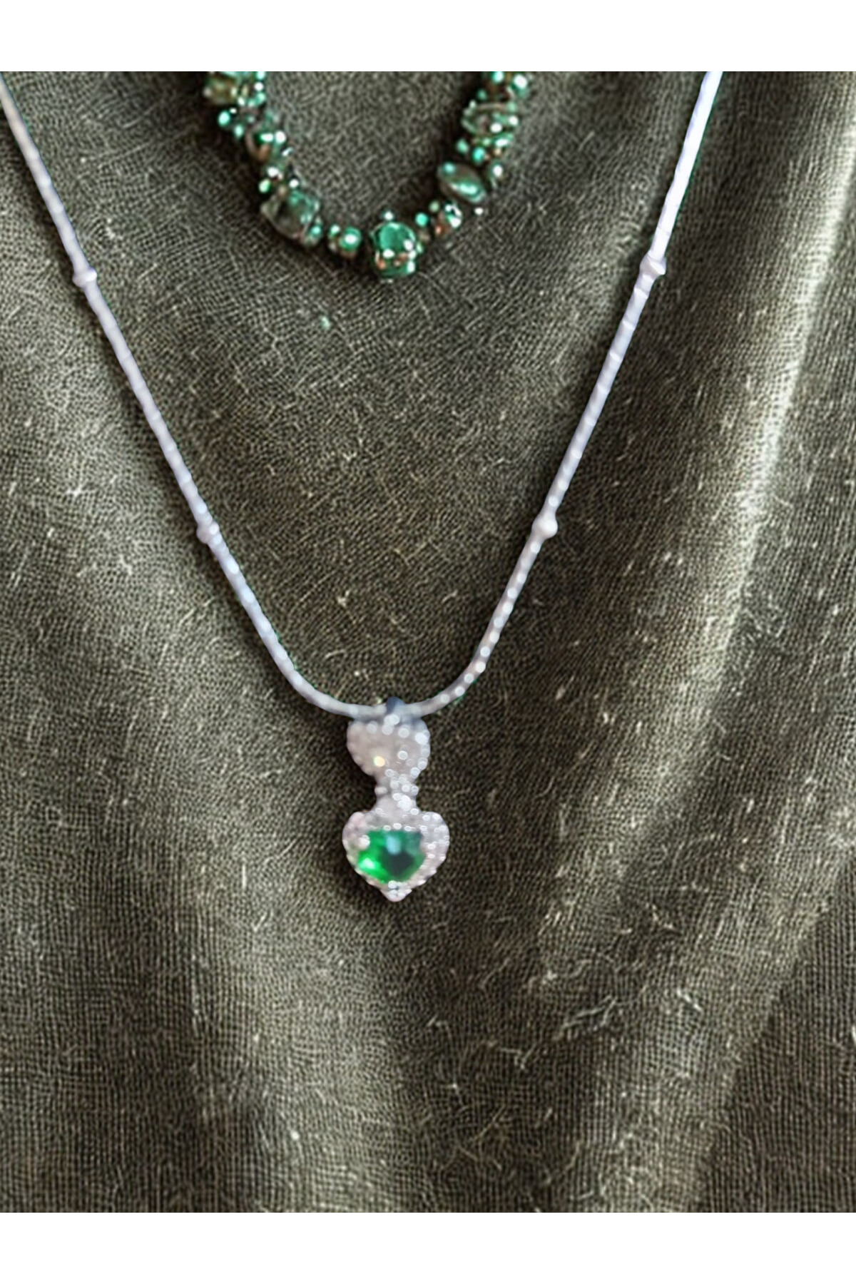 Zümrüt Kalpli Damla Gümüş Renk Çelik Kolye