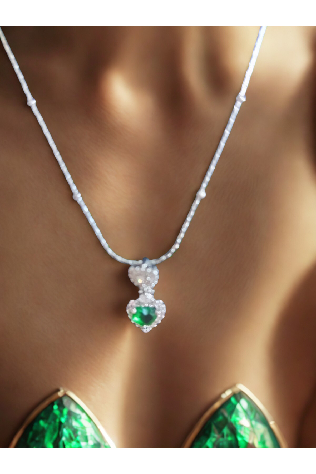 Zümrüt Kalpli Damla Gümüş Renk Çelik Kolye