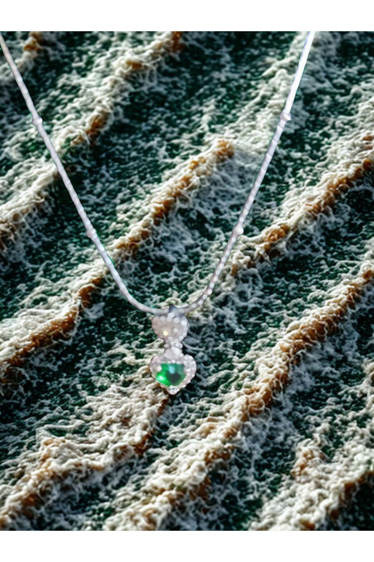 Zümrüt Kalpli Damla Gümüş Renk Çelik Kolye